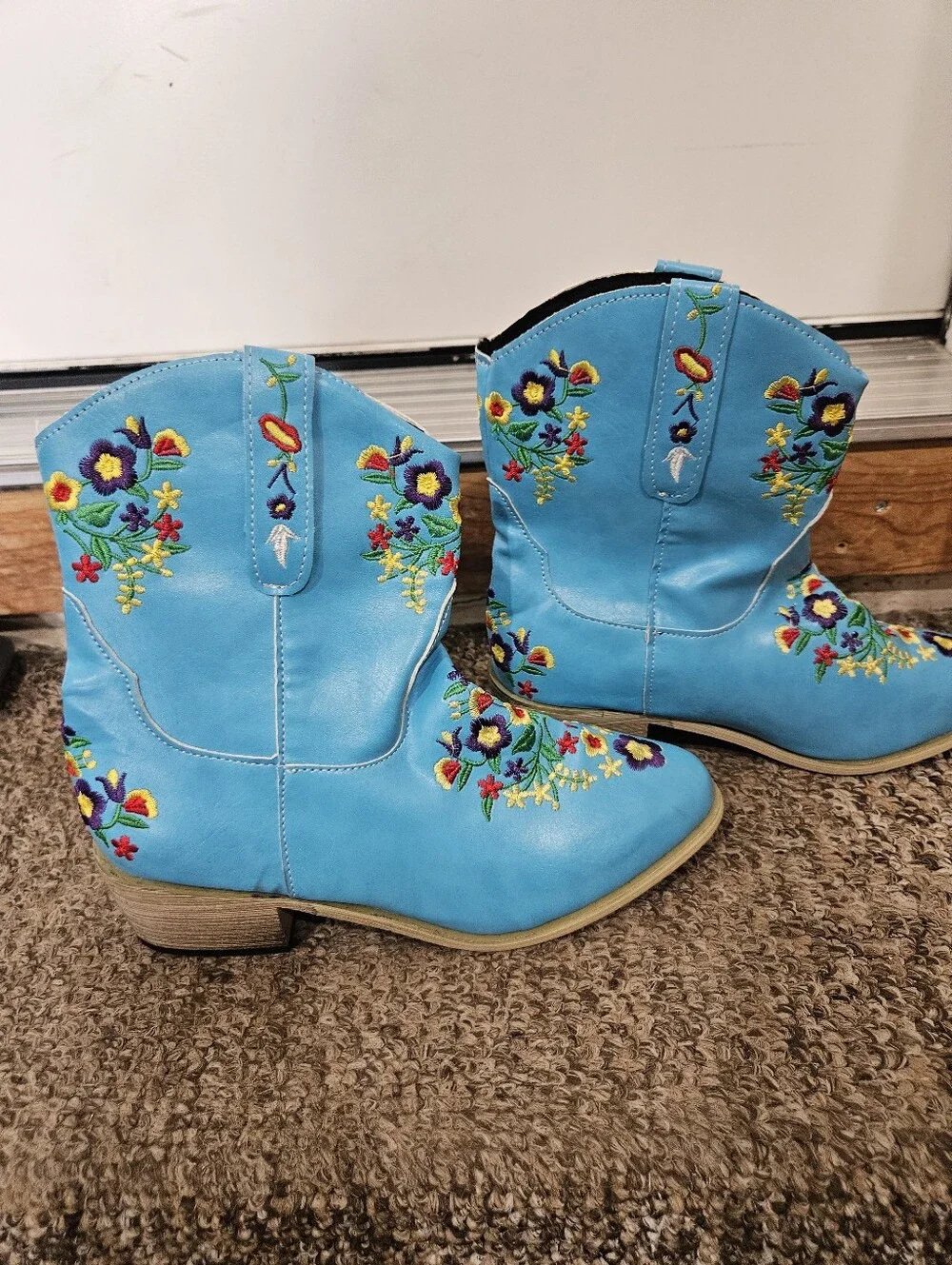 N/A vibrant turquoise